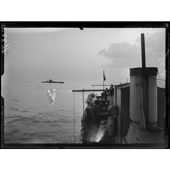 Toulon. A bord du torpilleur 270. Un sous-marin remontant de sa plongée. [légende d'origine]