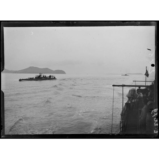 Toulon. A bord du torpilleur 270. Rentrée des sous-marins. [légende d'origine]