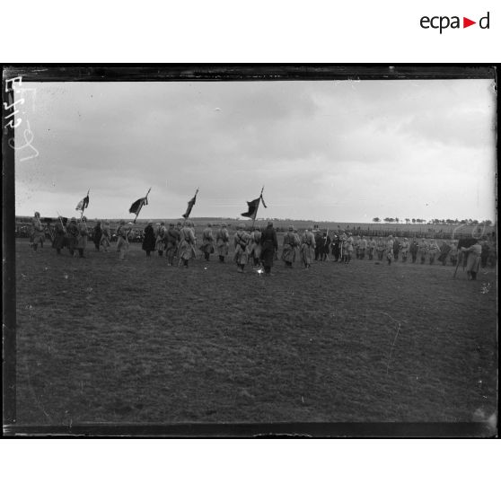 Revue de la IV Armée au camp de Chalons, par le général Gouraud. [légende d'origine]