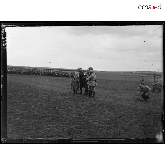 Camp de Chalons. Revue passée par le général Gouraud aux troupes de la IV Armée. [légende d'origine]