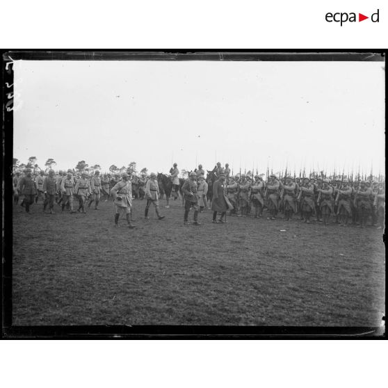 Camp de Chalons. Le général Gouraud passe sur le front des troupes. Revue de la 4e Armée. [légende d'origine]