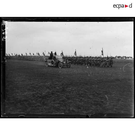 Camp de Chalons. Le général Gouraud arrivant en automobile devant les drapeaux de la IVe Armée. [légende d'origine]