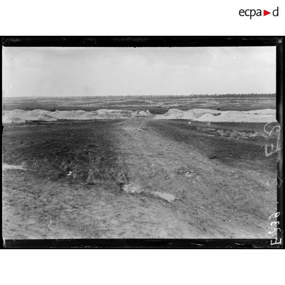 Le Bois Sabot. Marne. Au 1e plan, les anciennes tranchées françaises abandonnées depuis l'offensive de septembre 1915. [légende d'origine]