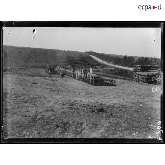 Verzy. Marne. Cimetière militaire. Au fond un coin des vignobles (à gauche) et la fausse haie bordant la route de Verzy à Reims (à droite). [légende d'origine]