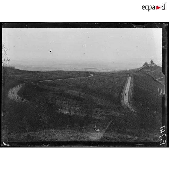 Verzy. Marne. Le vignoble et le moulin de Verzenay. [légende d'origine]