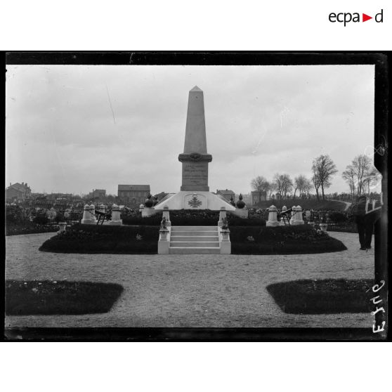 Chalons sur Marne. Dans le cimetière. Monument élévé à la mémoire des soldats morts pour la France en 1914-1915. [légende d'origine]