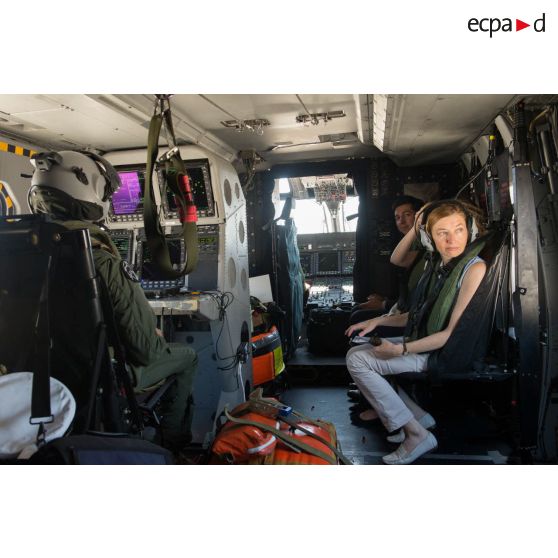 La ministre des Armées se déplace à bord d'un hélicoptère Caïman NH-90 au-dessus de la Méditerranée.