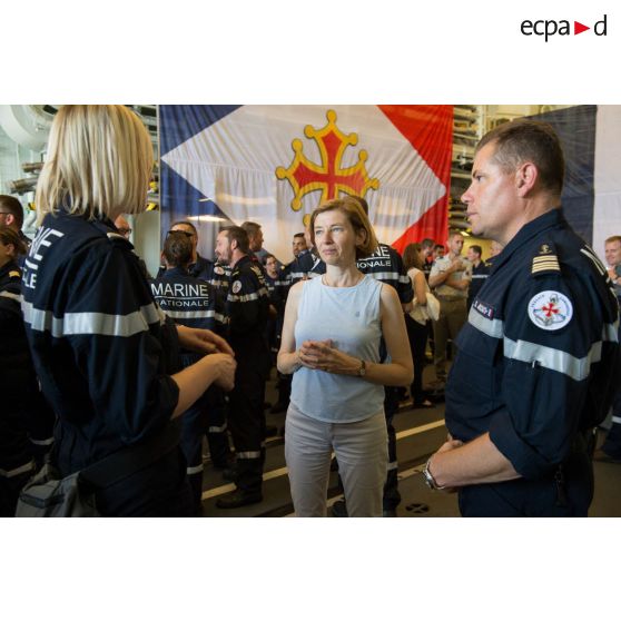 La ministre des Armées rencontre l'équipage de la frégate multimissions (FREMM) Languedoc lors de sa visite.