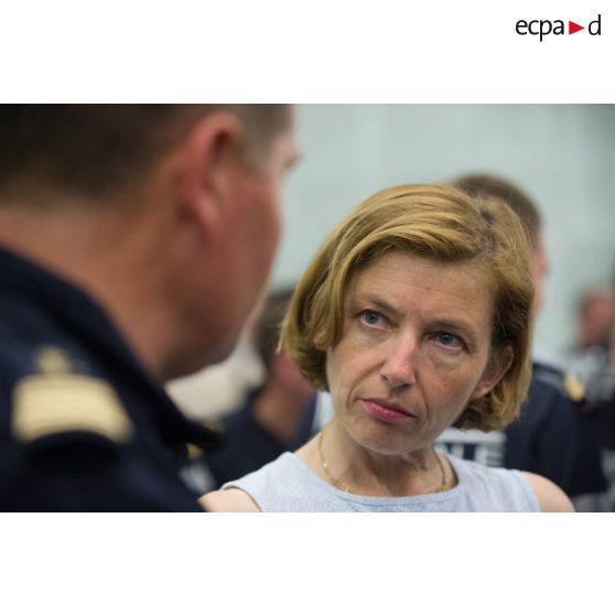 La ministre des Armées discute avec le capitaine de vaisseau Guillaume Arnoux lors de sa visite à bord de la frégate multimissions (FREMM) Languedoc.