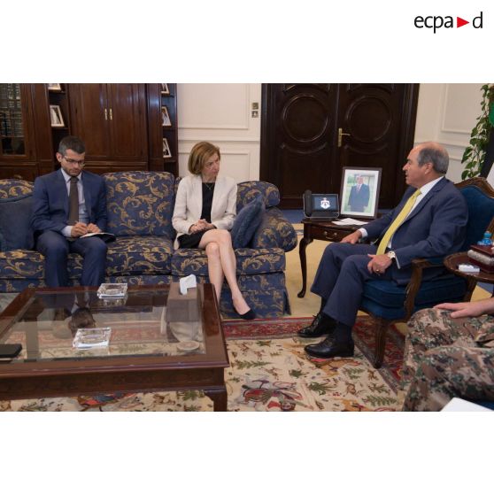 La ministre des Armées s'entretient avec Hani Fawzi Mulki, Premier ministre jordanien, lors de sa visite à Amman, en Jordanie.