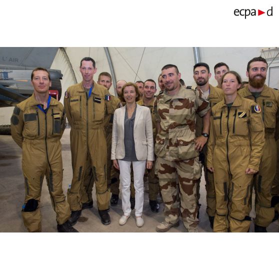 La ministre des Armées visite les installations aéronautiques en compagnie du commandement de la base aérienne projetée (BAP) en Jordanie.