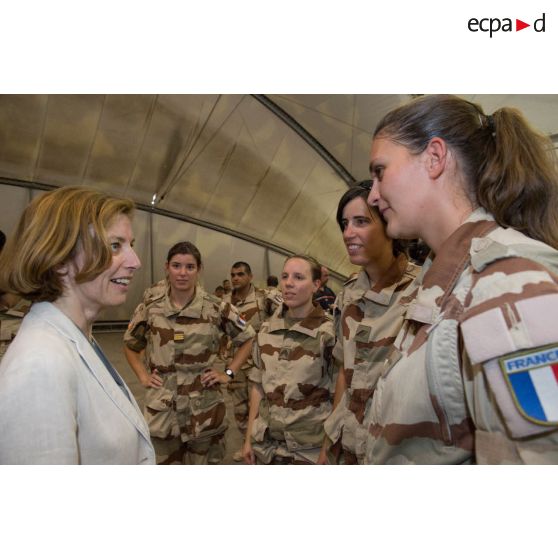 La ministre des Armées s'entretient avec le personnel de la base aérienne projetée (BAP) en Jordanie.