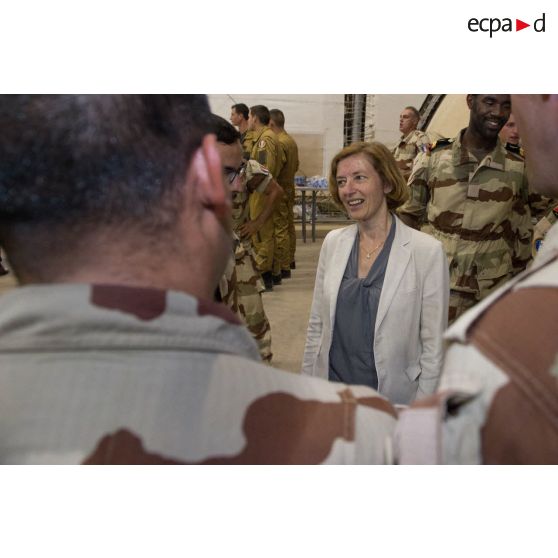 La ministre des Armées s'entretient avec le personnel de la base aérienne projetée (BAP) en Jordanie. <br>