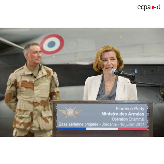 La ministre des Armées prononce un discours devant le personnel de la base aérienne projetée (BAP) en Jordanie.