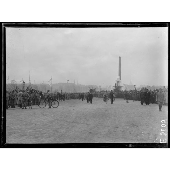 Paris. Visite du président Wilson. La foule place de la Concorde attend l'arrivée du président. [légende d'origine]