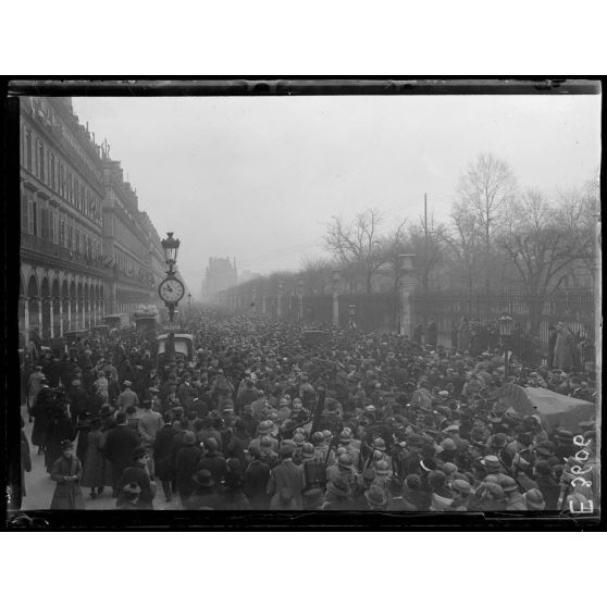 Paris. Visite du président Wilson. Aspect de la foule rue de Rivoli. [légende d'origine]