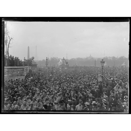 Paris. Visite du président Wilson. Aspect de la foule place de la Concorde. [légende d'origine]