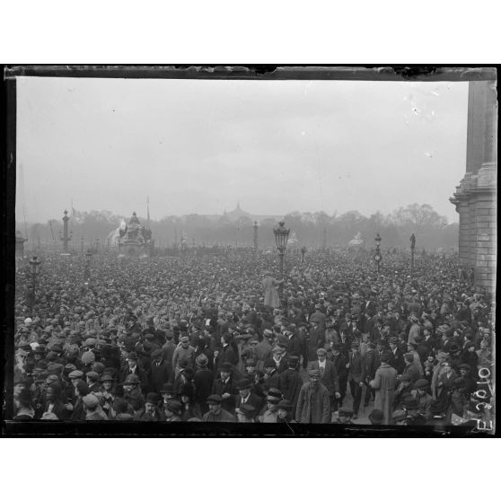 Paris. Visite du président Wilson. Aspect de la foule place de la Concorde. [légende d'origine]