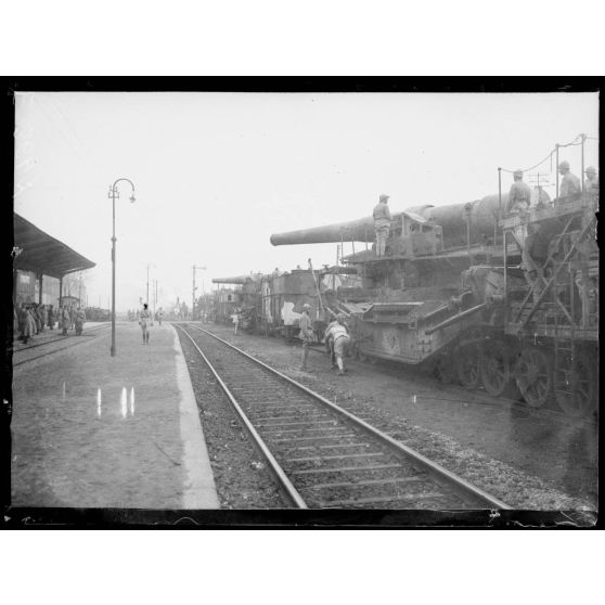 Mayence. Revue d'artillerie lourde par le général Linder. [légende d'origine]