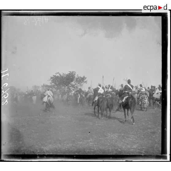 [N'Gaoundéré village. Le sultan en déplacement avec son escorte de cavaliers]