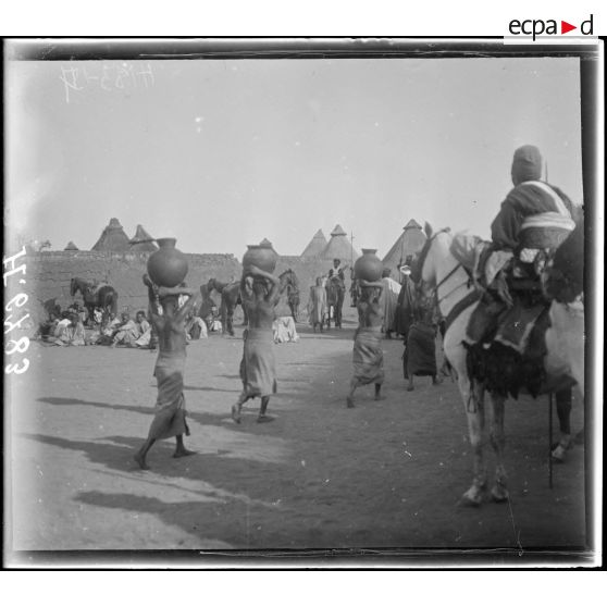 N'Gaoundéré village. Femmes portant de l'eau pour le sultan. [légende d'origine]