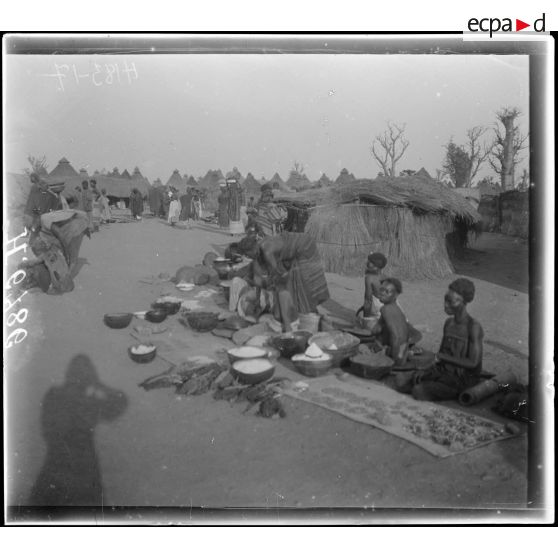 N'Gaoundéré village. Coin de marché. [légende d'origine]