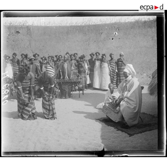 N'Gaoundéré village. Danses devant le sultan. [légende d'origine]