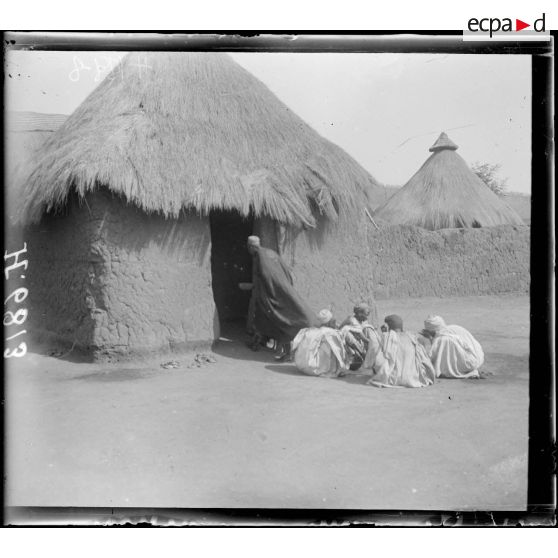 N'Gaoundéré village. Entrée de la mosquée. [légende d'origine]