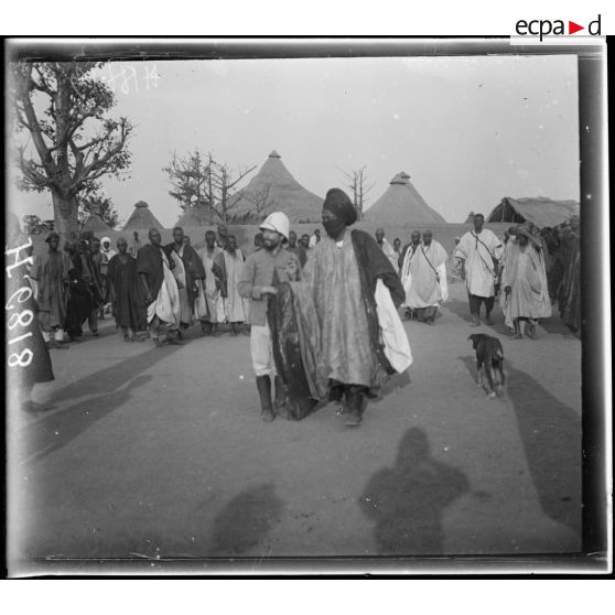 N'Gaoundéré village. La grand'place du village. [légende d'origine]