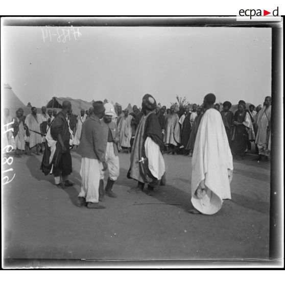 N'Gaoundéré village. La grand'place du village. [légende d'origine]