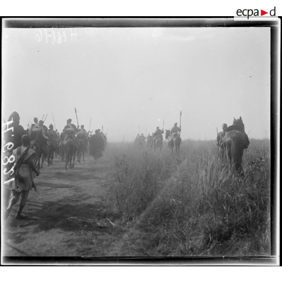 N'Gaoundéré village. Cavaliers dans la plaine. [légende d'origine]