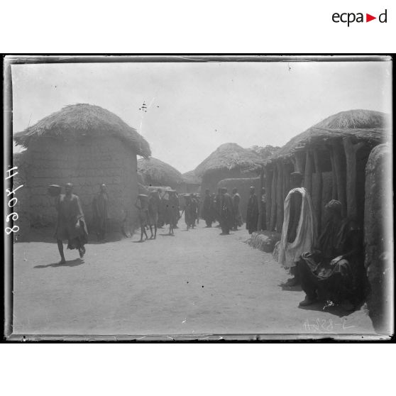 Le Logone. Kabé. Une rue du village. [légende d'origine]