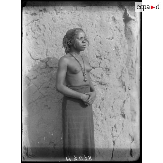 Goulfei. Coiffure de femme arabe du Tchad. [légende d'origine]