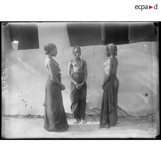 [Goulfei. Portrait de trois jeunes femmes].