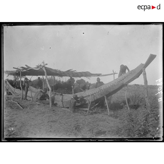 Kabé, sur le Logone. Construction d'une pirogue. [légende d'origine]