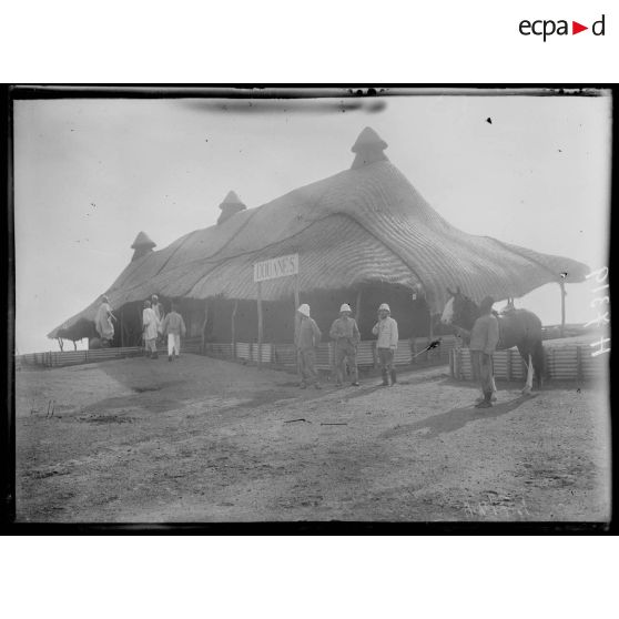 Garoua. Les bureaux de la douane. [légende d'origine]