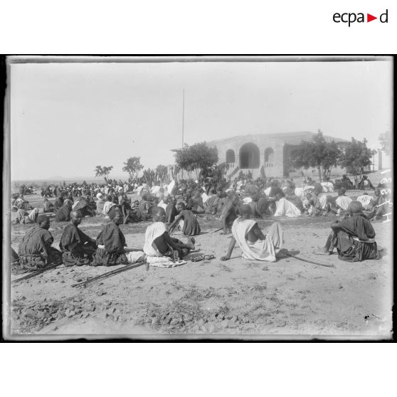 Garoua. Un grand palabre devant les bureaux de la subdivision. [légende d'origine]