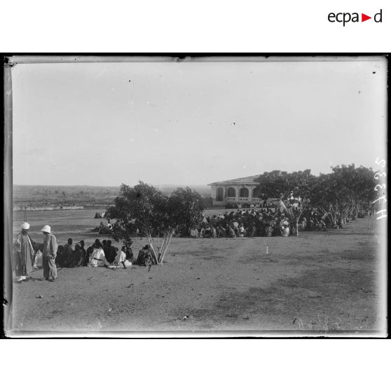 Garoua. Un grand palabre devant les bureaux de la subdivision. [légende d'origine]