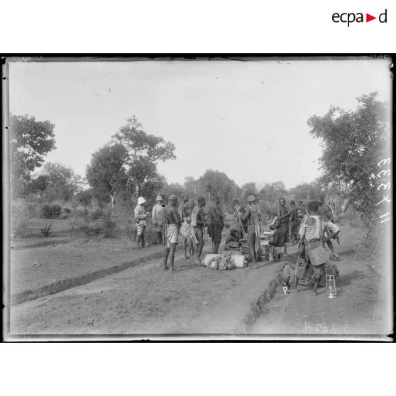 Piste de Garoua à Tschamba. La piste à 1h25 au sud de Garoua. [légende d'origine]