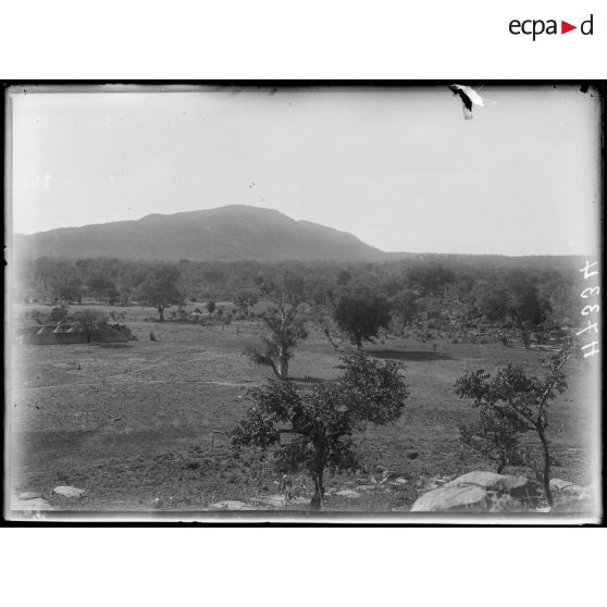 Piste de Garoua à Tschamba. Kalgé. Montagne de Kalgé. [légende d'origine]