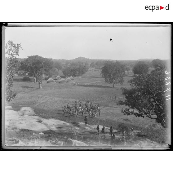 Piste de Garoua à Tschamba. Kalgé. Vue générale du campement. [légende d'origine]