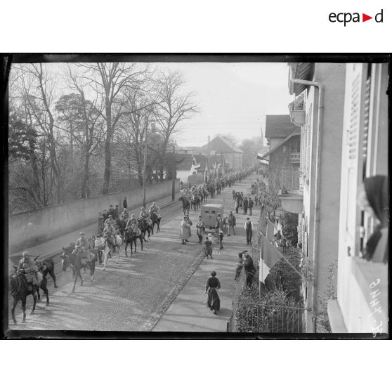 Lingolsheim (Alsace). Entrée du 13e hussards. [légende d'origine]