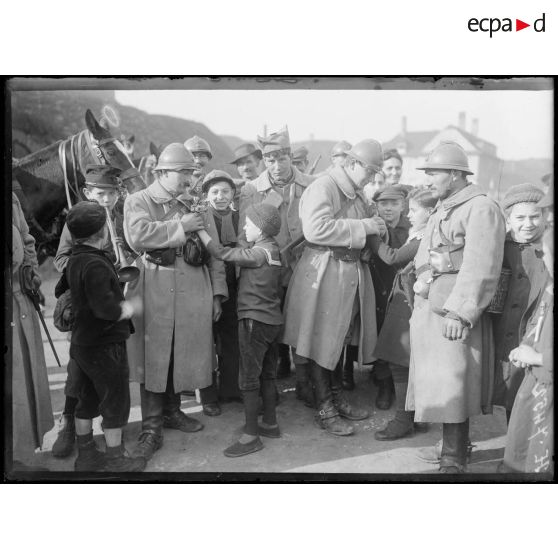 Strasbourg. Enfants alsaciens fleurissant les soldats. [légende d'origine]