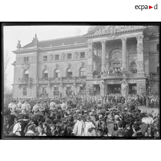 Strasbourg. Défilé des troupes devant le général Gouraud. [légende d'origine]