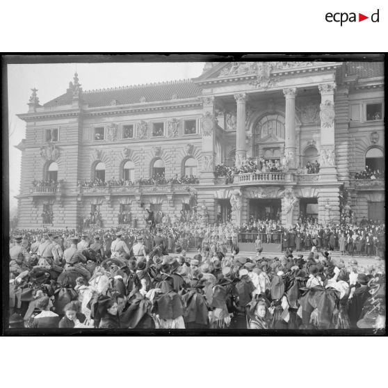 Strasbourg. Défilé des troupes devant le général Gouraud. [légende d'origine]