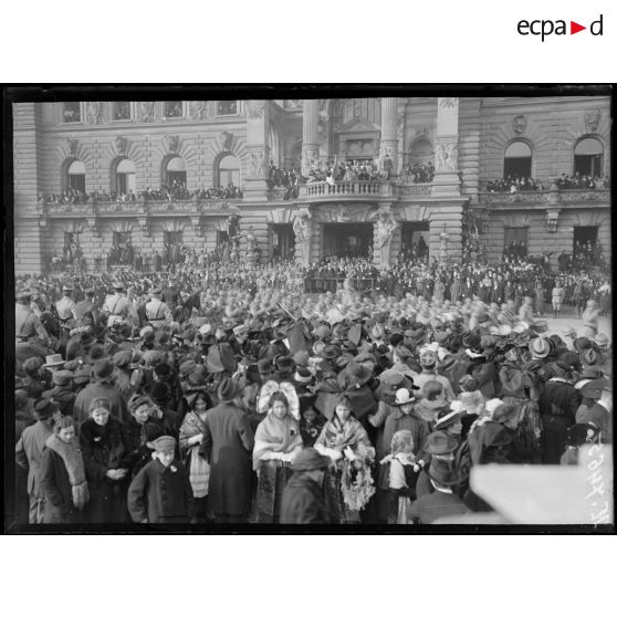 Strasbourg. Défilé des troupes devant le général Gouraud. [légende d'origine]