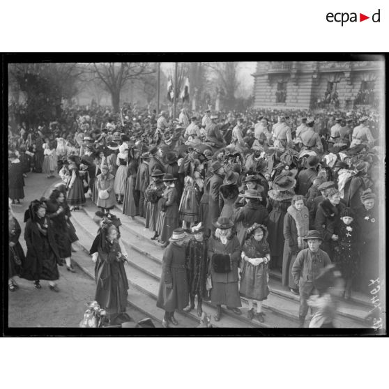 Strasbourg. Défilé des troupes devant le général Gouraud. [légende d'origine]