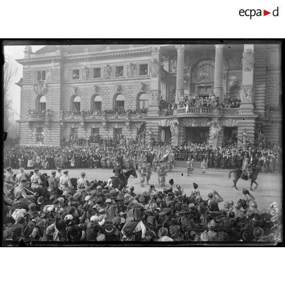 Strasbourg. Défilé des troupes devant le palais impérial. [légende d'origine]