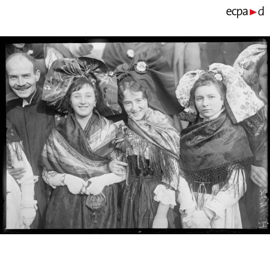 Strasbourg. Costumes d'alsaciennes assistant à la fête. [légende d'origine]