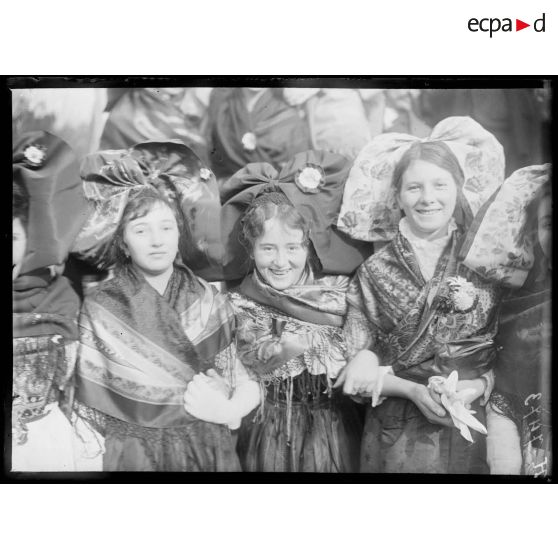 Strasbourg. Costumes d'alsaciennes assistant à la fête. [légende d'origine]